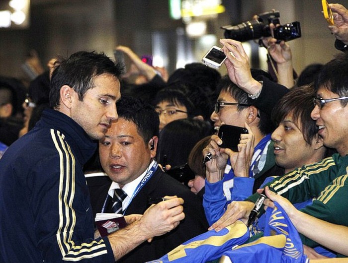 Frank Lampard đặc biệt được các fan Nhật chào đón nồng nhiệt không kém gì các fan Việt Nam đón sao Hàn Quốc. Và để đáp lại thịnh tình đó, anh dừng lại ký tặng các CĐV đã không quản khó khăn đến để được gặp anh và các đồng đội.